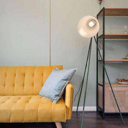 Chic 2 Bedroom Apartment Near Liverpool Street By Gold Stays Лондон Экстерьер фото