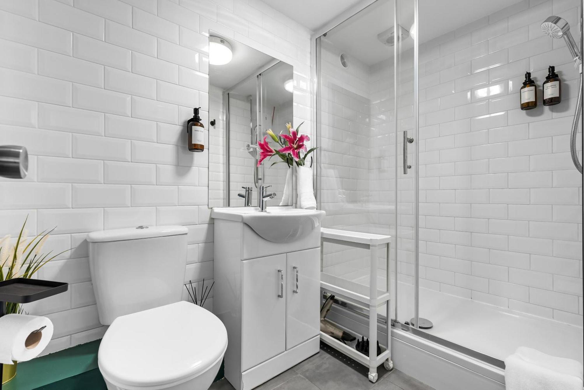 Chic 2 Bedroom Apartment Near Liverpool Street By Gold Stays Лондон Экстерьер фото