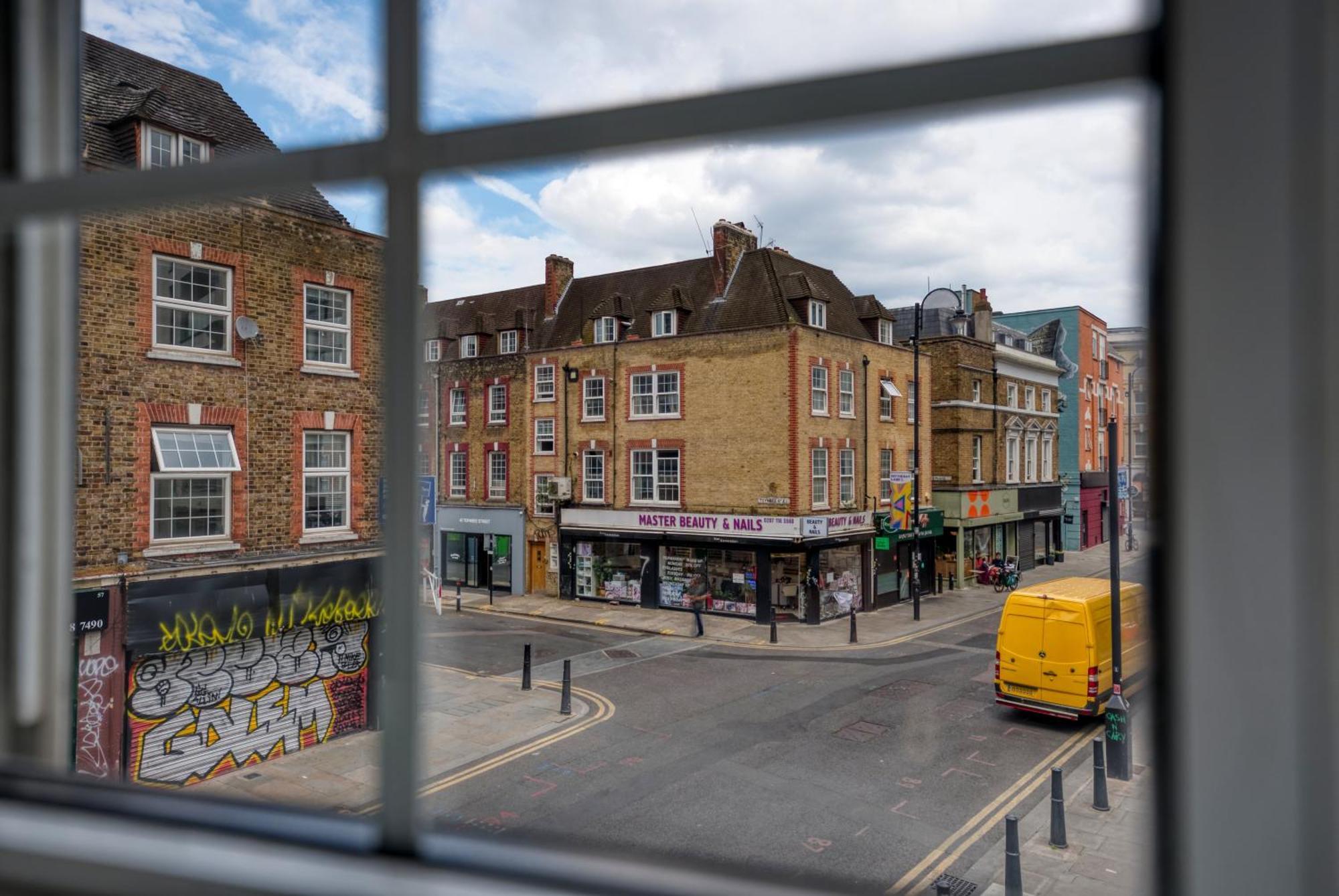 Chic 2 Bedroom Apartment Near Liverpool Street By Gold Stays Лондон Экстерьер фото