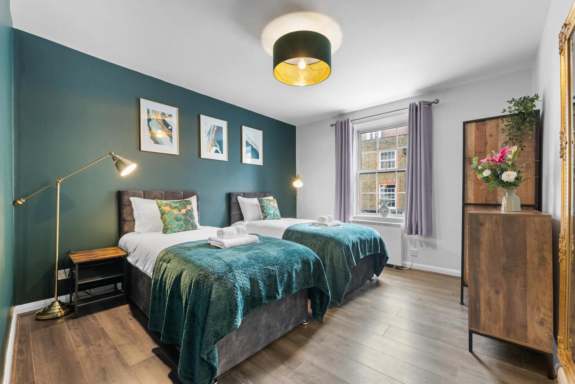 Chic 2 Bedroom Apartment Near Liverpool Street By Gold Stays Лондон Экстерьер фото