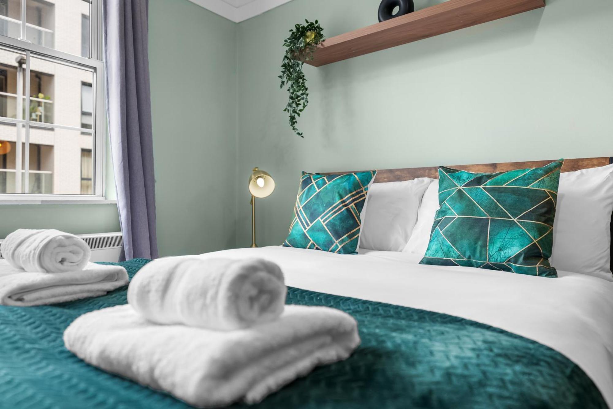 Chic 2 Bedroom Apartment Near Liverpool Street By Gold Stays Лондон Экстерьер фото