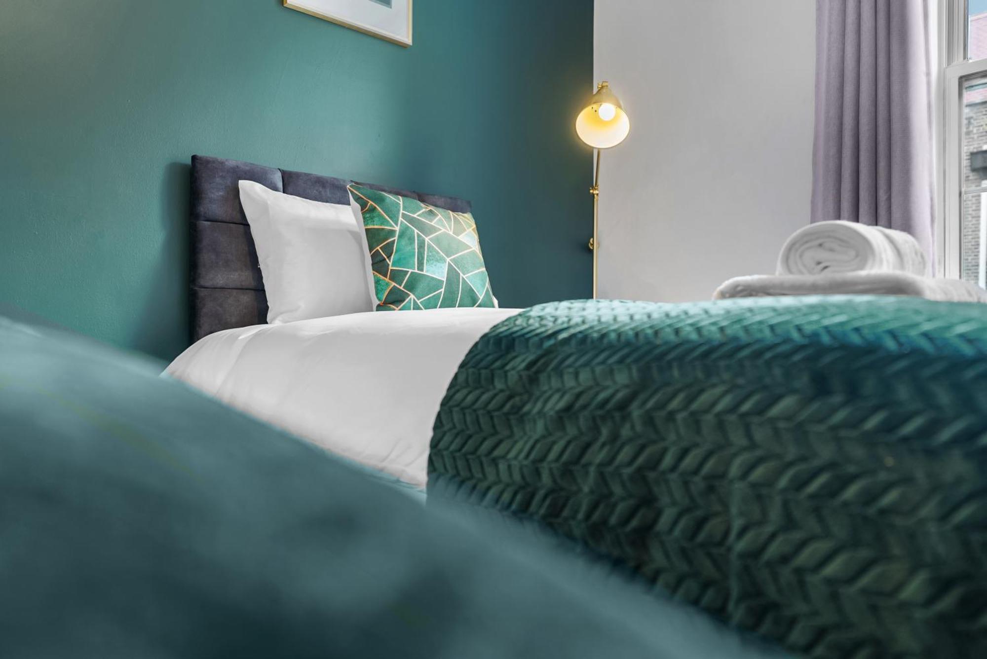 Chic 2 Bedroom Apartment Near Liverpool Street By Gold Stays Лондон Экстерьер фото