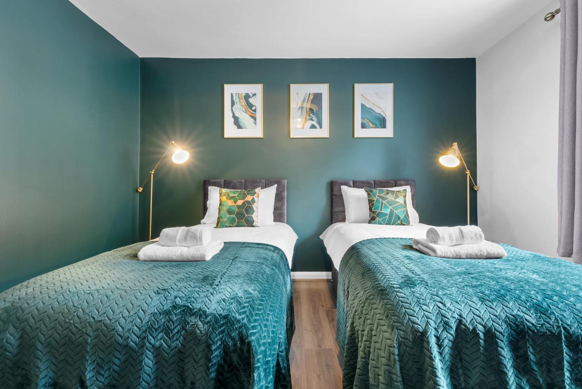 Chic 2 Bedroom Apartment Near Liverpool Street By Gold Stays Лондон Экстерьер фото